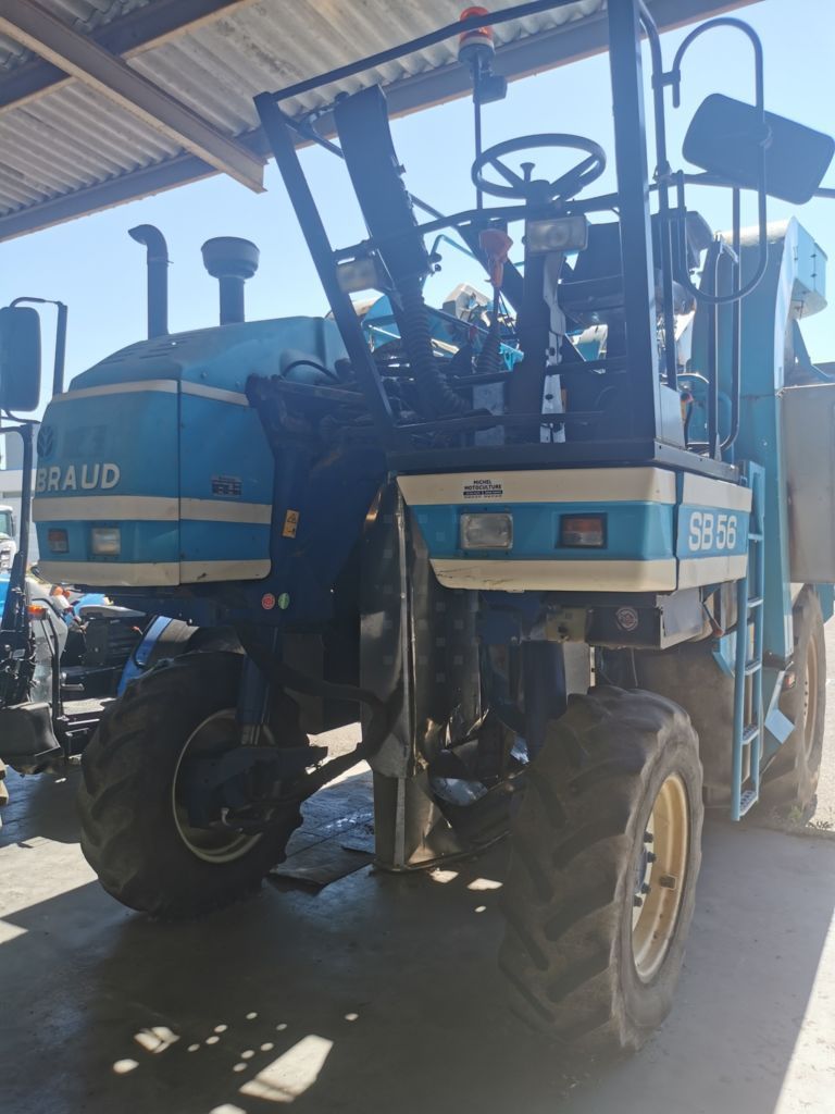 E-FARM: New Holland TC 56 - Kombajn do zbioru winogron - id DIWLJHN - 13 900 € - Rok produkcji: 1998 - Francja