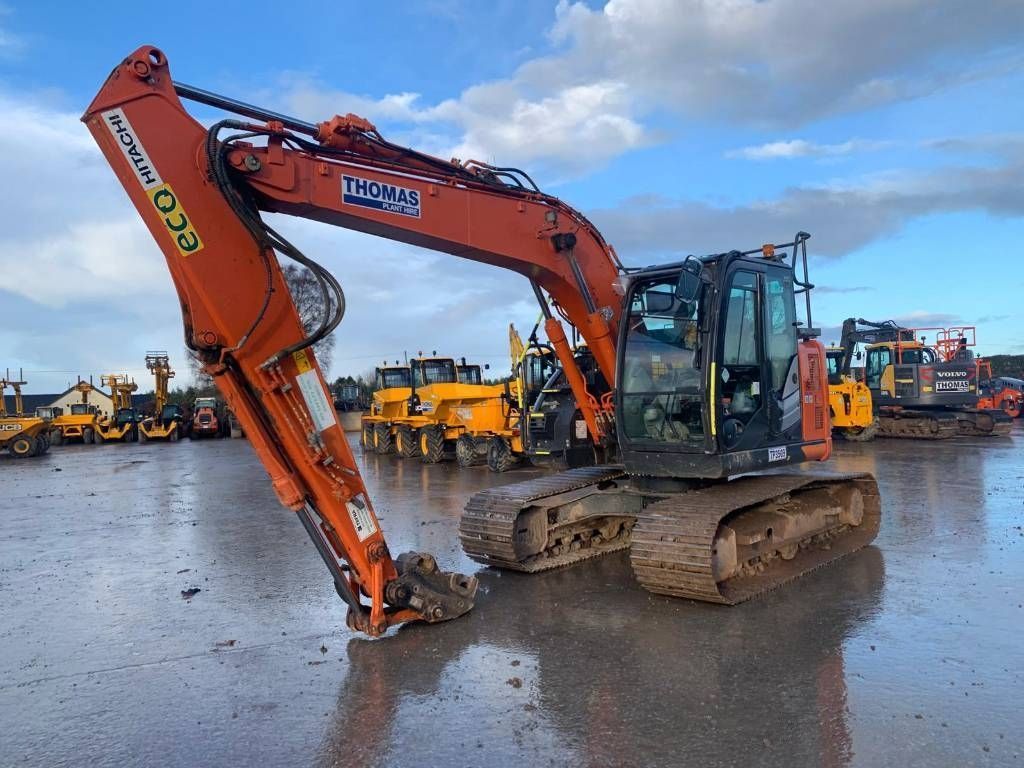 Hitachi zx 135 us-6 Excavadora de orugas 66.168 €