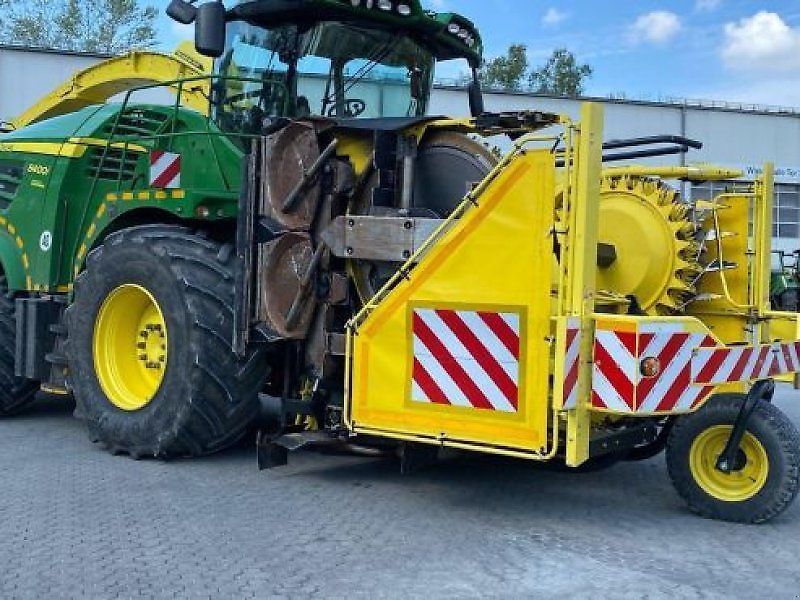 E-FARM: John Deere 8400 - Ensileuse automotrice - id M7SQXKP - 209 000 € - Année: 2018 - Lecture du nombre d'heure: 1 819,Puissance du moteur (chevaux): 540,Allemagne
