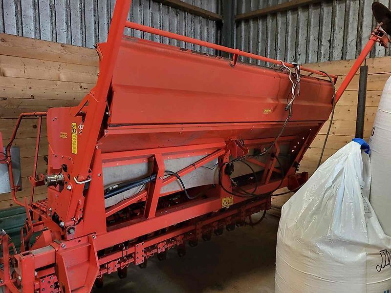 E-FARM: Kuhn integra - Drill - id LSBULNQ - €5,950 - Year of construction: 2005 - Germany