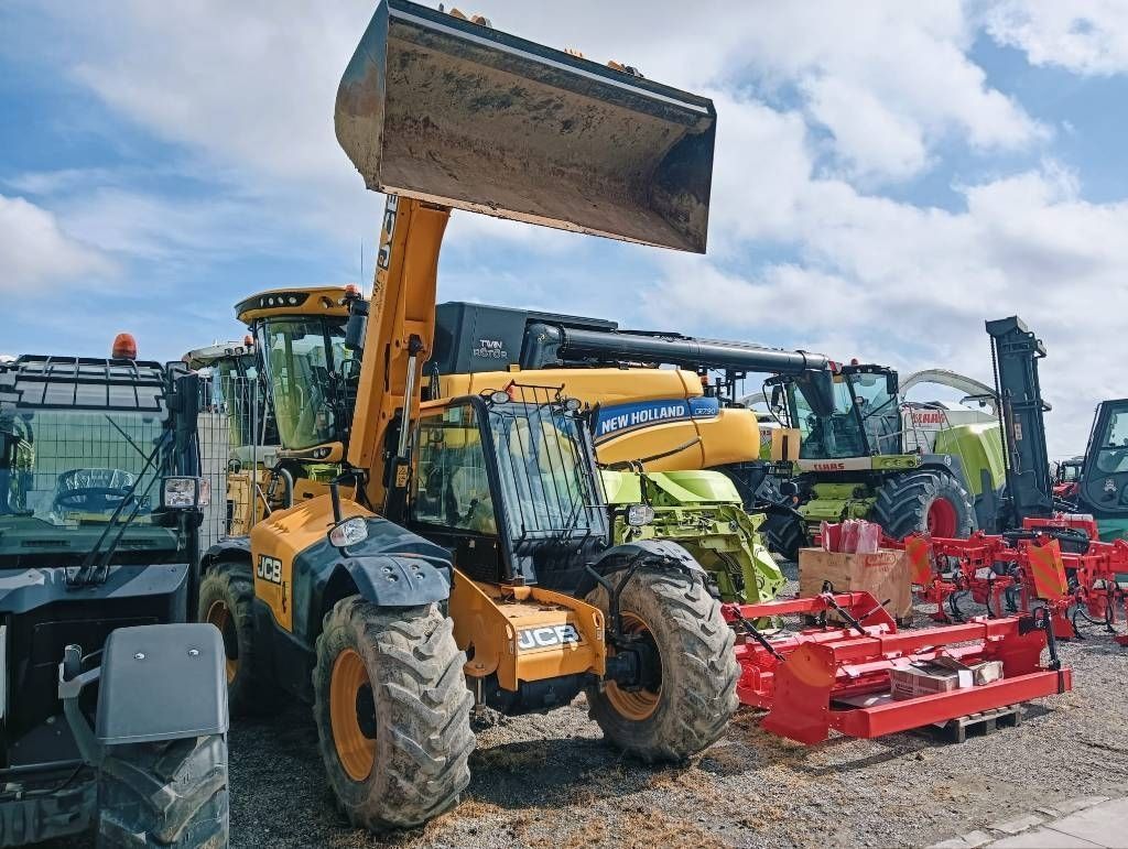 E-FARM: JCB 526-56 AGRI - Teleszkópos rakodó - id XRJAE1Q - 35 000 EUR - Gyártási év: 2016 - Üzemóra (motor): 7400,Motor teljesítménye (LE): 109,Olaszország