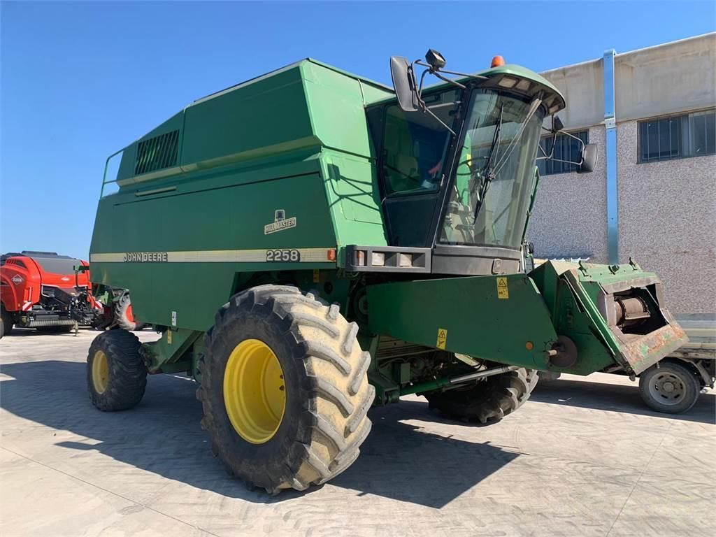 E-FARM: John Deere 2258 - Kombajn zbożowy - id WBQW4BC - Rok produkcji: 2004 - Motogodziny: 4500,Włochy