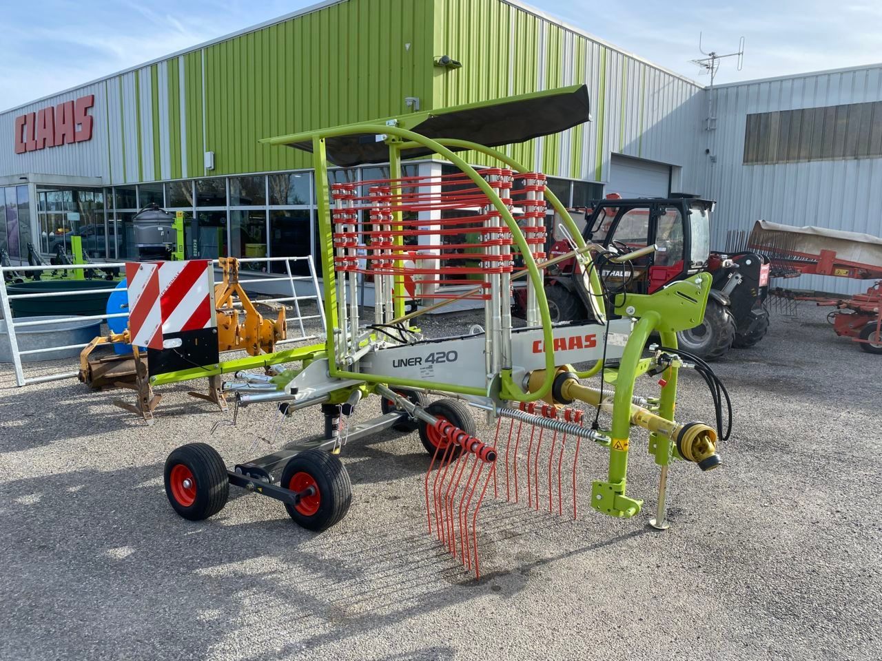 E-FARM: Claas Liner 420 - Tedder - id YI3GRMW - Año: 2024 - Francia
