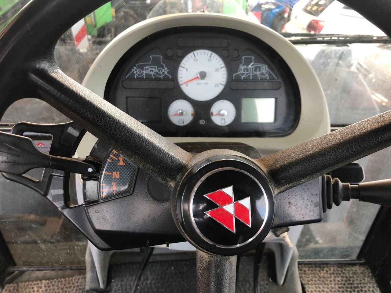 E-FARM: Massey Ferguson 6465 - Tractor - id UJTYHNI - €24,500 - Year of construction: 2006 - Engine hours: 8,000,Engine power (HP): 120,France E-FARM: Massey Ferguson 6465 - Tractor - id UJTYHNI - €24,500 - Year of construction: 2006 - Engine hours: 8,000,Engine power (HP): 120,France