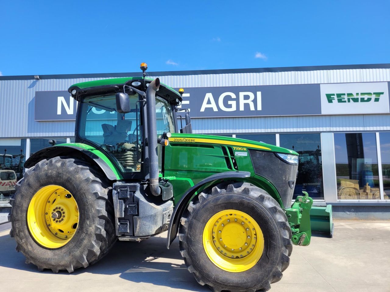 E-FARM: John Deere 7230 R - Traktor - id JFRWYFR - 95.000 € - Baujahr: 2016 - Abgelesene Motorstunden: 4.281,Motorleistung (PS): 230,Frankreich