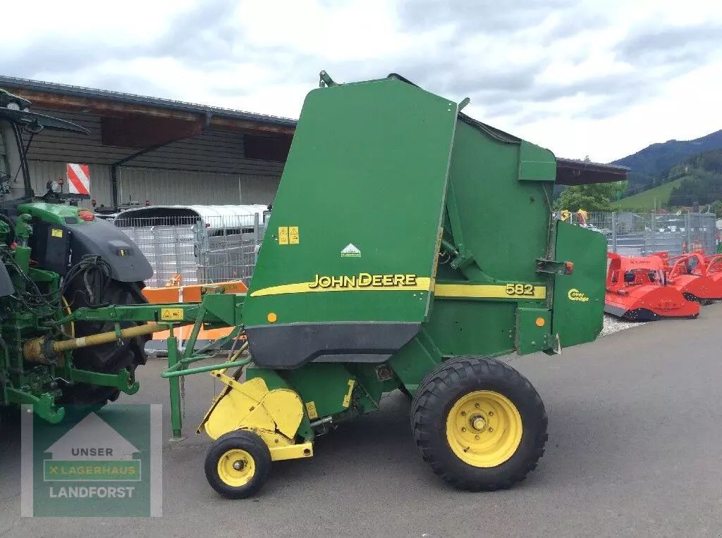 E-FARM: John Deere 582 - Presă de balotat - id J9HZMAB - 10.417 EUR - Anul: 2003 - Austria
