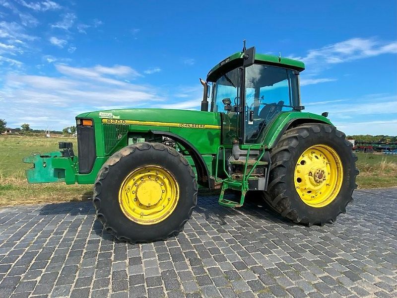 John Deere 8200 Traktor 20 992 €