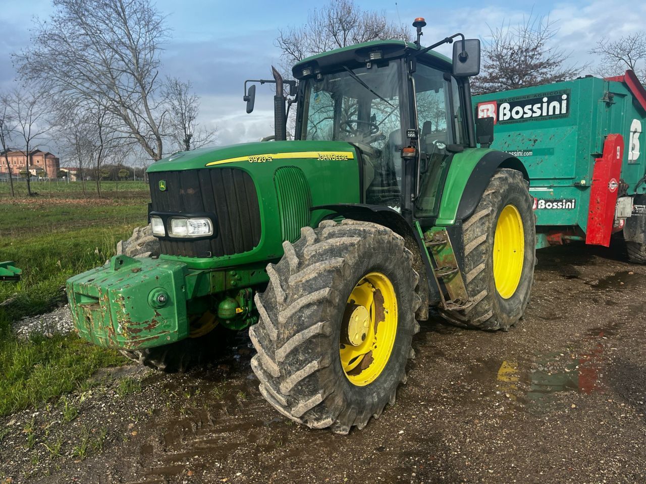 E-FARM: John Deere 6920 Premium - Traktor - id NJURY5W - 25.000 € - Produktionsår: 2003 - Motortimer: 10.000,Italien