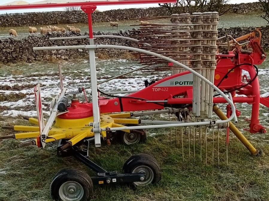 E-FARM: Pöttinger Top 422 - Karuzelowy przetrząsacz do siana - id KUJX6VQ - 7297 € - Rok produkcji: 2018 - Zjednoczone Królestwo