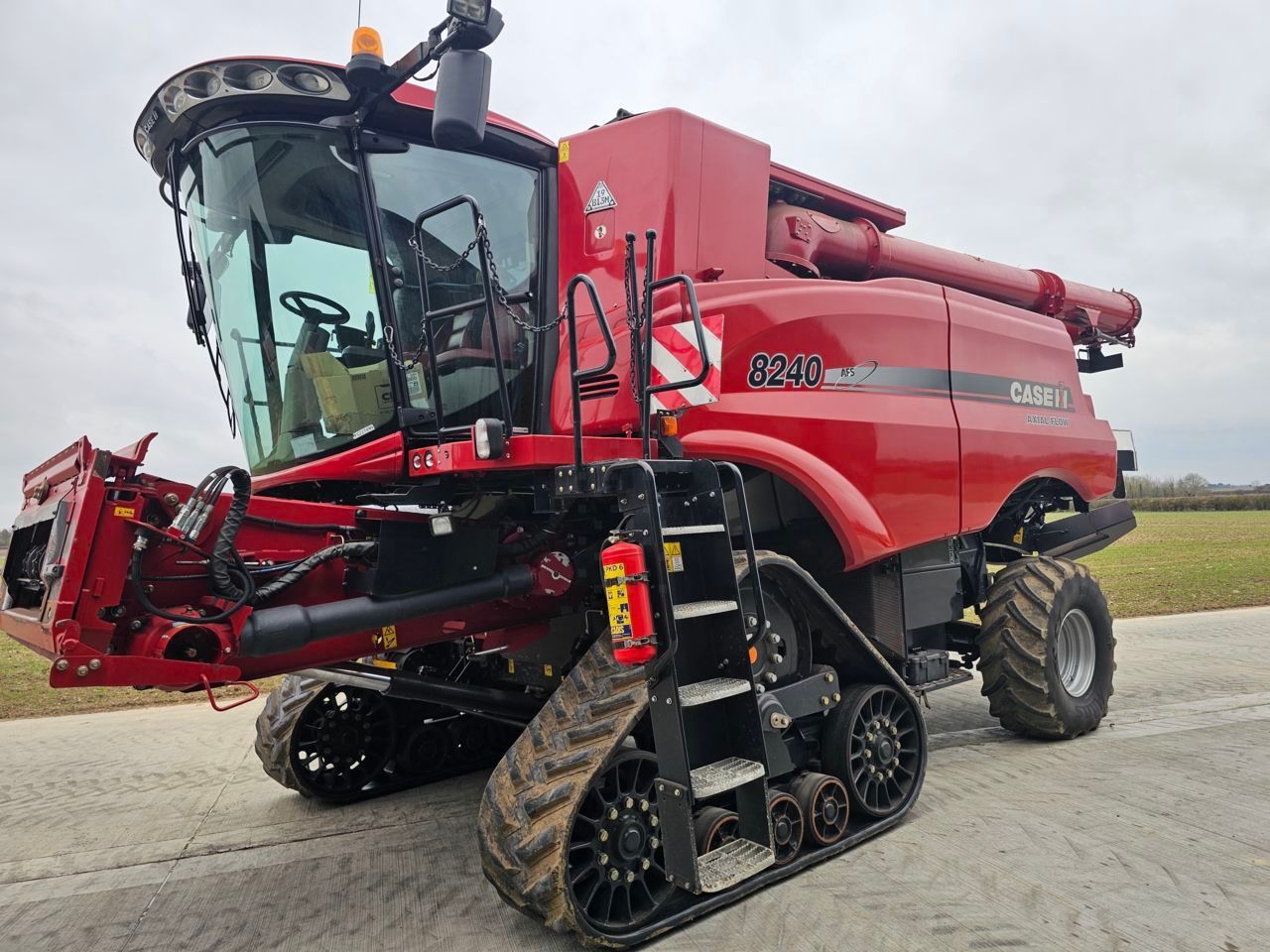 E-FARM: Case IH Axial Flow 8240 - Mähdrescher - id M6FL92G - 140.630 € - Baujahr: 2015 - Abgelesene Motorstunden: 1.920,Vereinigtes Königreich