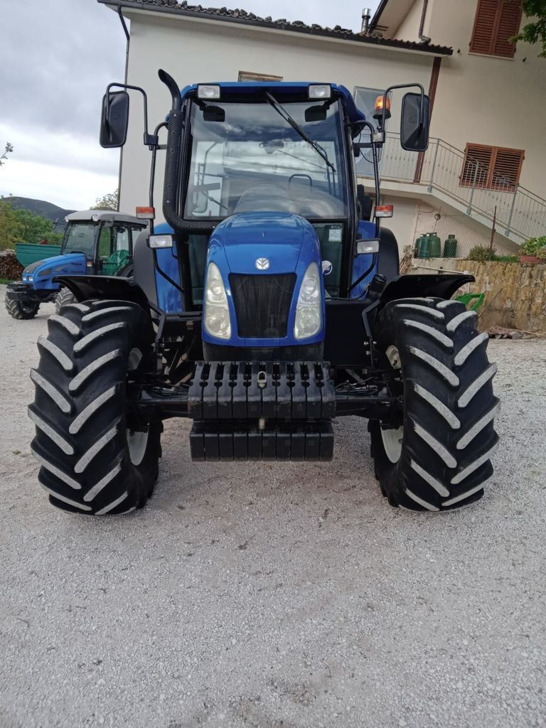 E-FARM: New Holland TL100 A - Traktor - id 5ABRTW6 - 31.500 € - Produktionsår: 2007 - Motortimer: 9.100,Motoreffekt (HP): 100,Italien