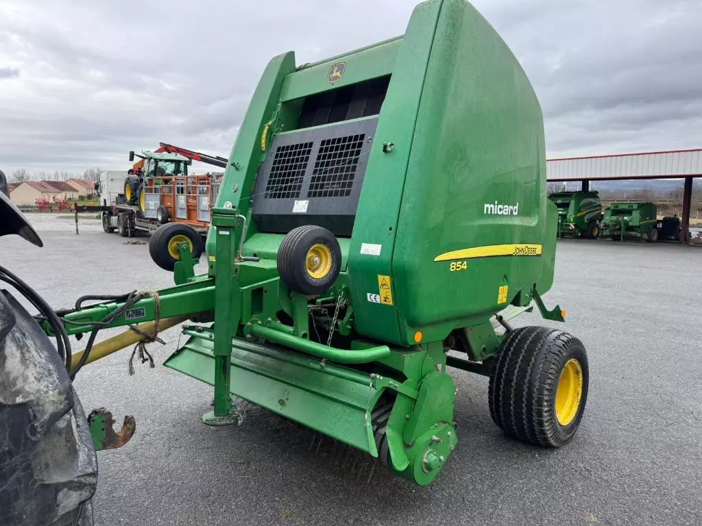 E-FARM: John Deere 854 - Presă de balotat - id WQ7ZRA6 - 17.000 EUR - Anul: 2013 - Franța