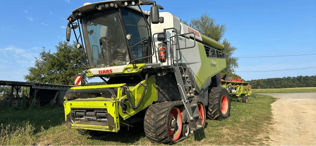 E-FARM: Claas Lexion 7500 - Moissoneuse-batteuse - id FJZA7L7 - 275 000 € - Année: 2021 - Lecture du nombre d'heure: 1 650,France