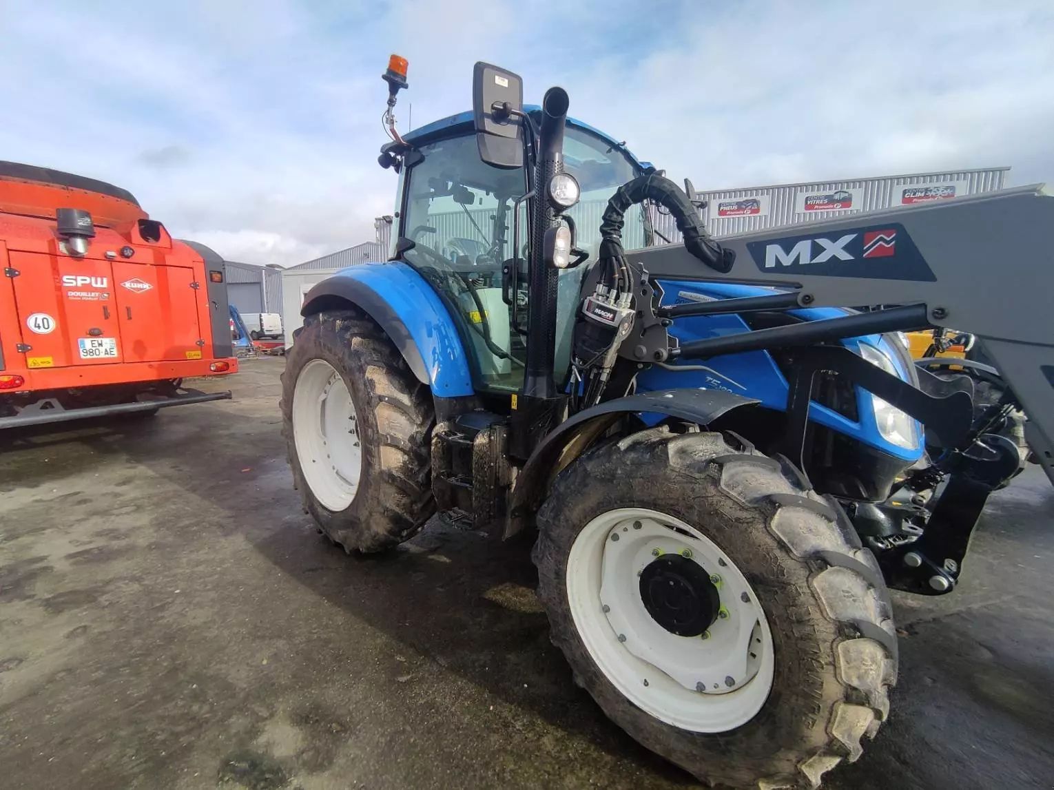 E-FARM: New Holland T5.100 EC - Трактор - id I7QUHH7 - Год выпуска: 2023 - Отработанные часы: 420,Мощьность двигателя: 100,Франция