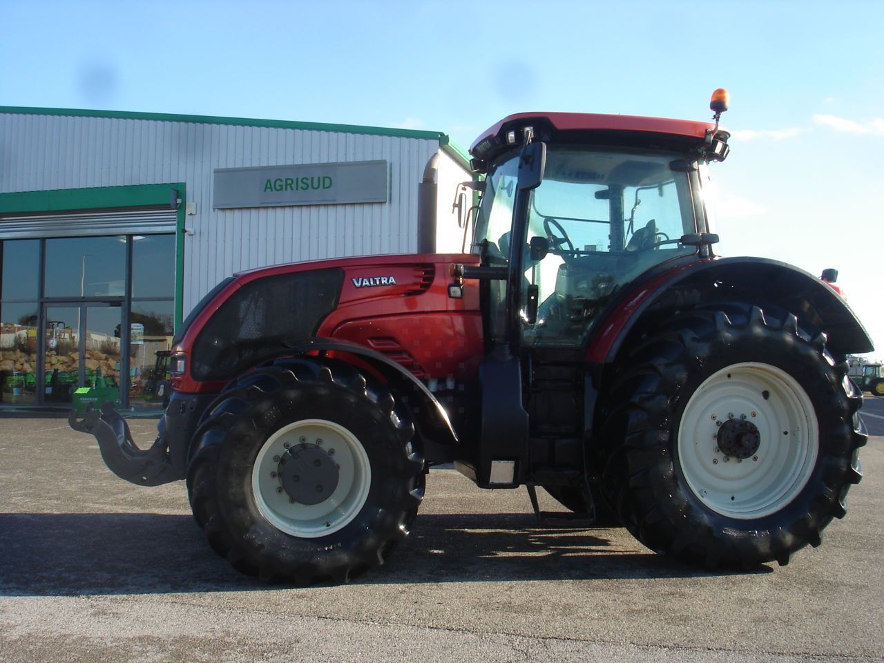 E-FARM: Valtra S262 - Traktor - id BMDIRME - 50 000 € - Rok produkcji: 2010 - Motogodziny: 3060,Moc silnika: 262,Francja