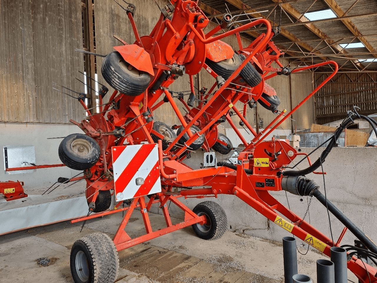 E-FARM: Kuhn GF 10802 T - Tedder - id NV98AA3 - €10,500 - Year of construction: 2011 - France