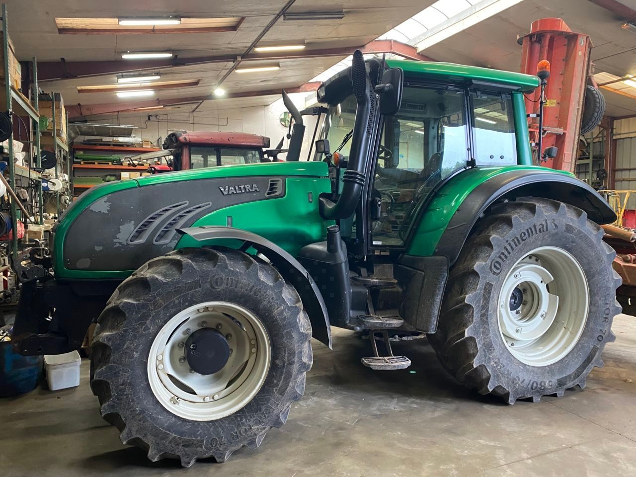 E-FARM: Valtra T162e - Tractor - id 1XII7ZP - €44,500 - Year of construction: 2009 - Engine hours: 7,450,Engine power (HP): 167,France