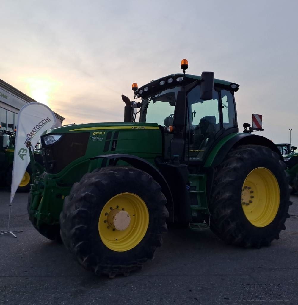 E-FARM: John Deere 6250 R - Traktor - id IXEYML2 - 120.000 € - Produktionsår: 2020 - Motortimer: 5.700,Motoreffekt (HP): 300,Italien