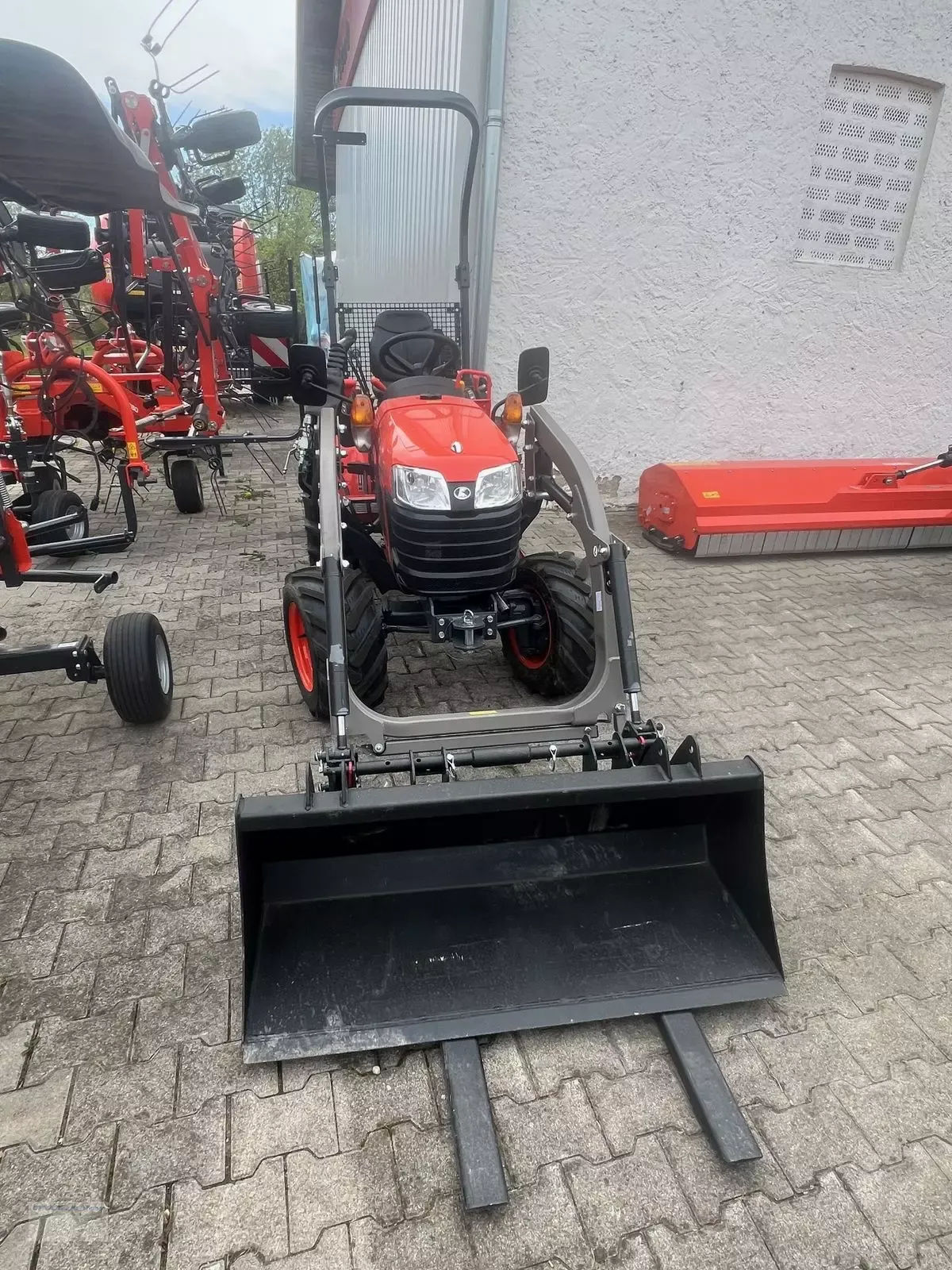 E-FARM: Kubota b1241 d-ec - Tractor - id HQEZPBQ - 16.723 € - Año: 2024 - Horas: 5,Potencia del motor: 24,Alemania