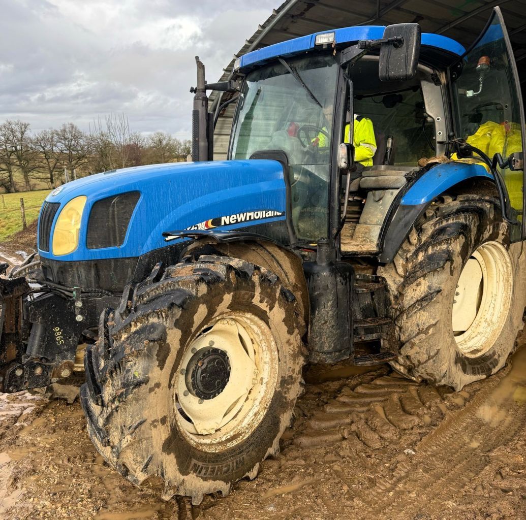 E-FARM: New Holland TM125 - Trattore - id FT6XNAA - 31.740 € - Anno di costruzione: 2006 - Ore: 8.200,Potenza del motore: 125,Francia