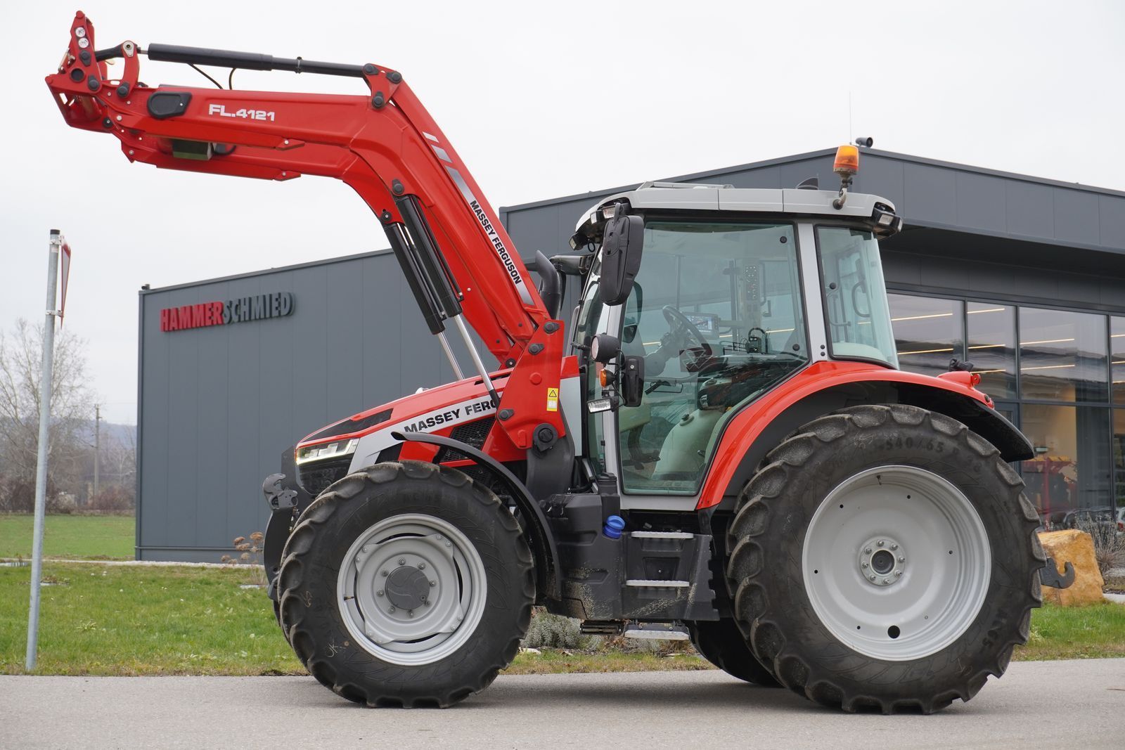E-FARM: Massey Ferguson 5S.105 Efficient - Tractor - id KJTQN9E - €99,900 - Year of construction: 2022 - Engine hours: 950,Engine power (HP): 105,Austria