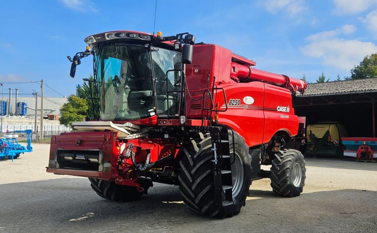 Case IH Axial Flow 8250 Combine harvester €240,000