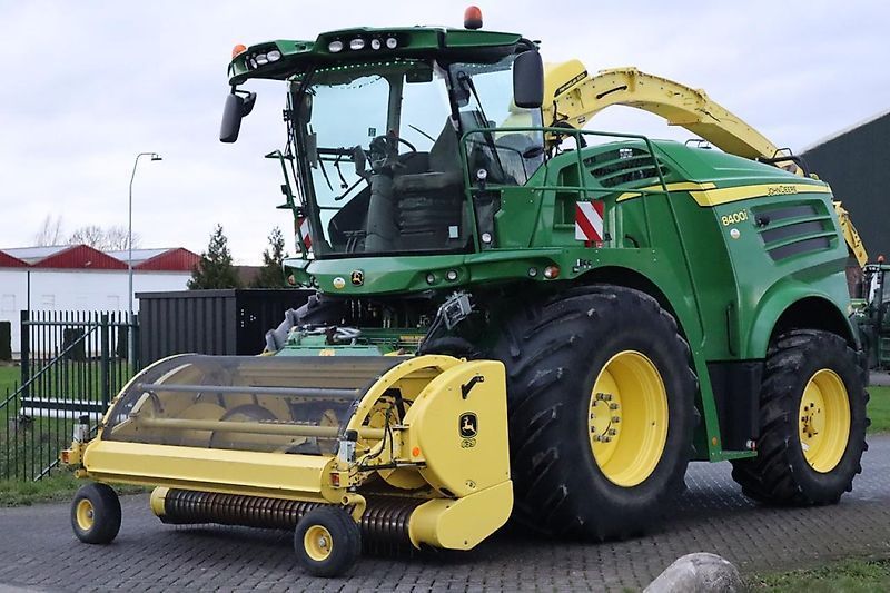 E-FARM: John Deere 8400 - Ensileuse automotrice - id GPT1LZH - Année: 2015 - Lecture du nombre d'heure: 3 050,Pays-Bas