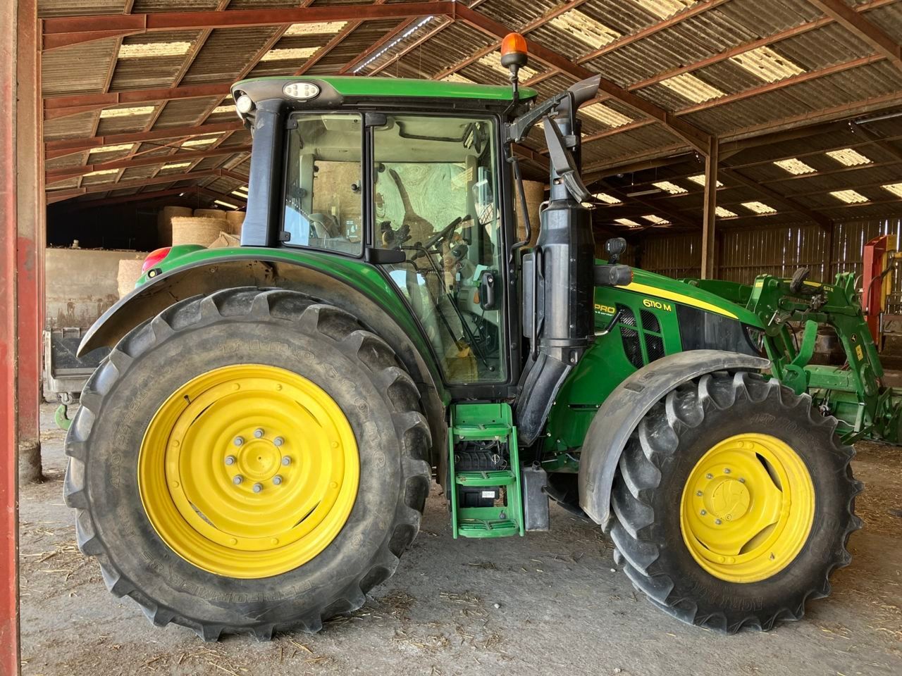 E-FARM: John Deere 6110 M - Traktor - id GNZ8FBA - 65.000 € - Baujahr: 2022 - Abgelesene Motorstunden: 3.800,Motorleistung (PS): 110,Frankreich