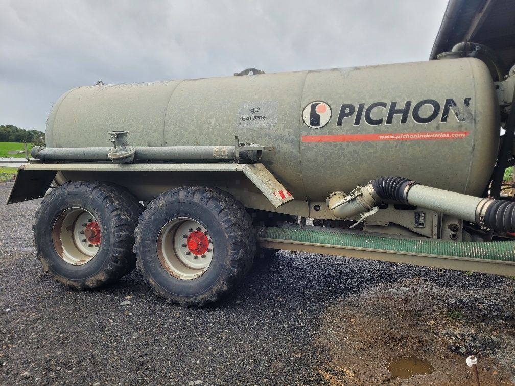 E-FARM: Pichon 12600 - Samojezdny wóz asenizacyjny - id YPTZBGR - 18 500 € - Rok produkcji: 2011 - Francja