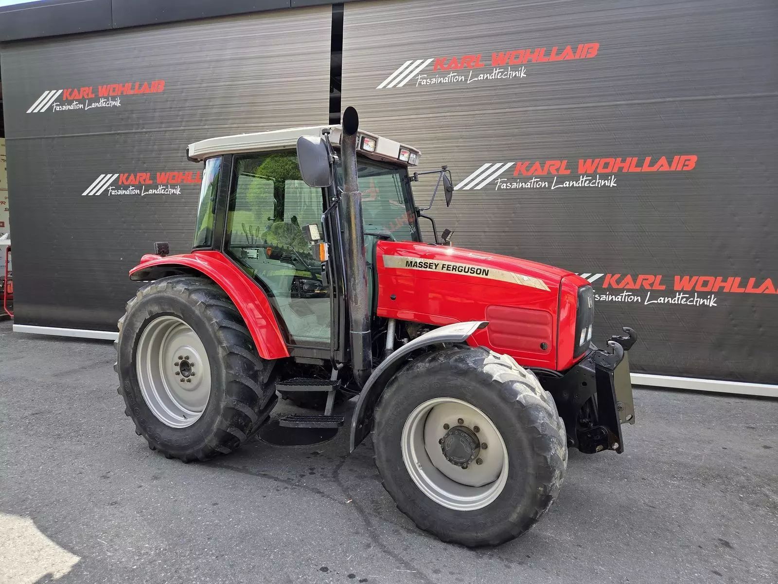 Massey Ferguson 6235 Tractor €21,062