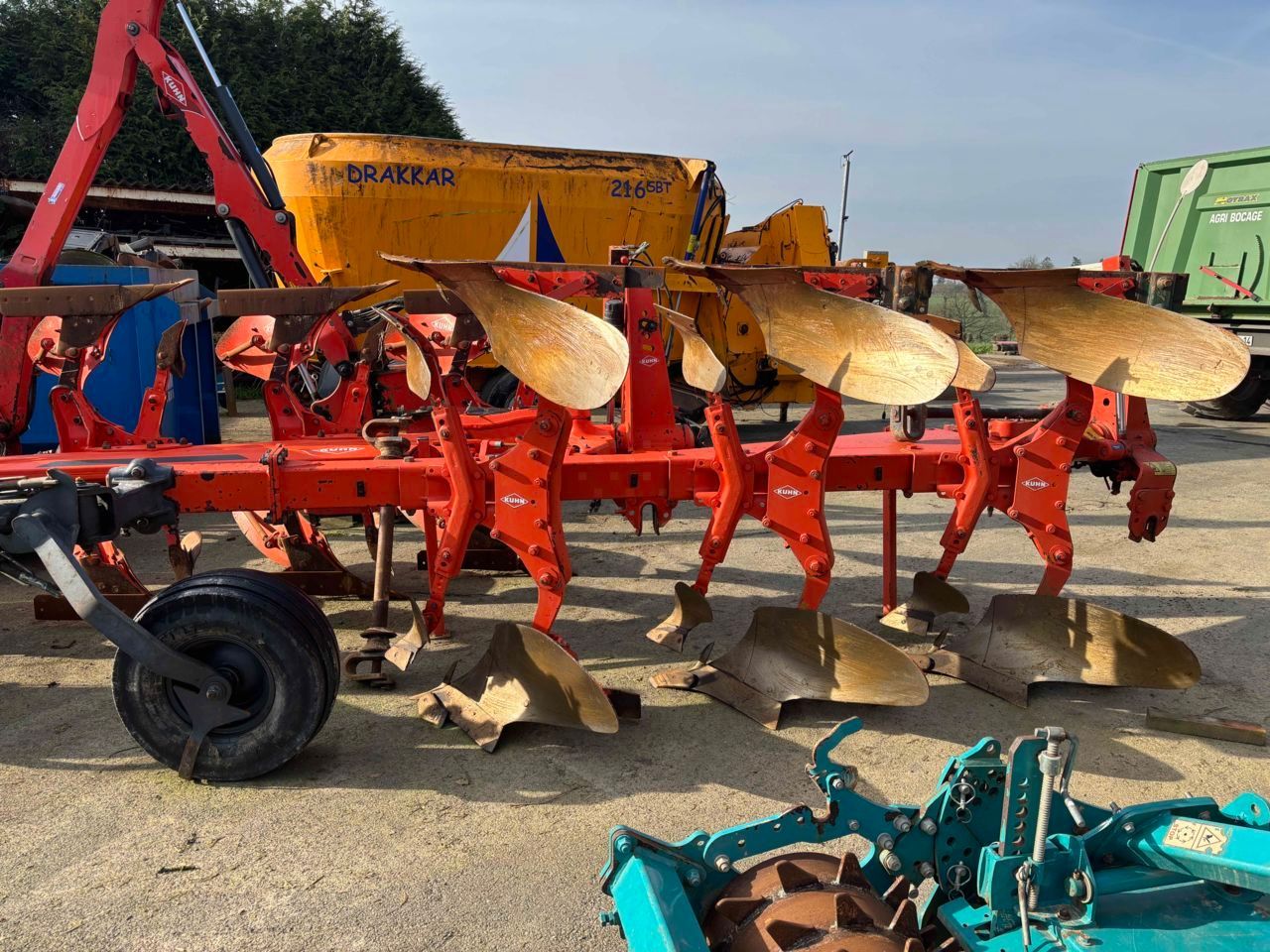 Kuhn multimaster 151 av - charrue frontale Arado 6000 €