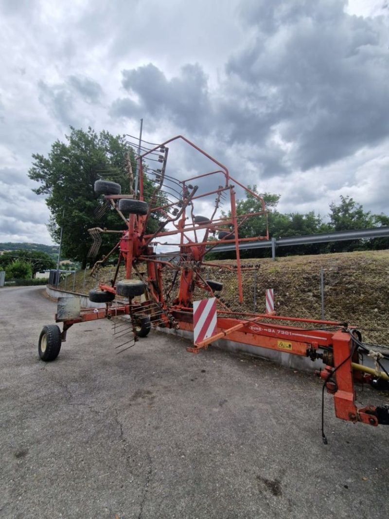 E-FARM: Kuhn GA 7301 - Faneuse - id TN88PGA - 5 800 € - Année: 1998 - Italie