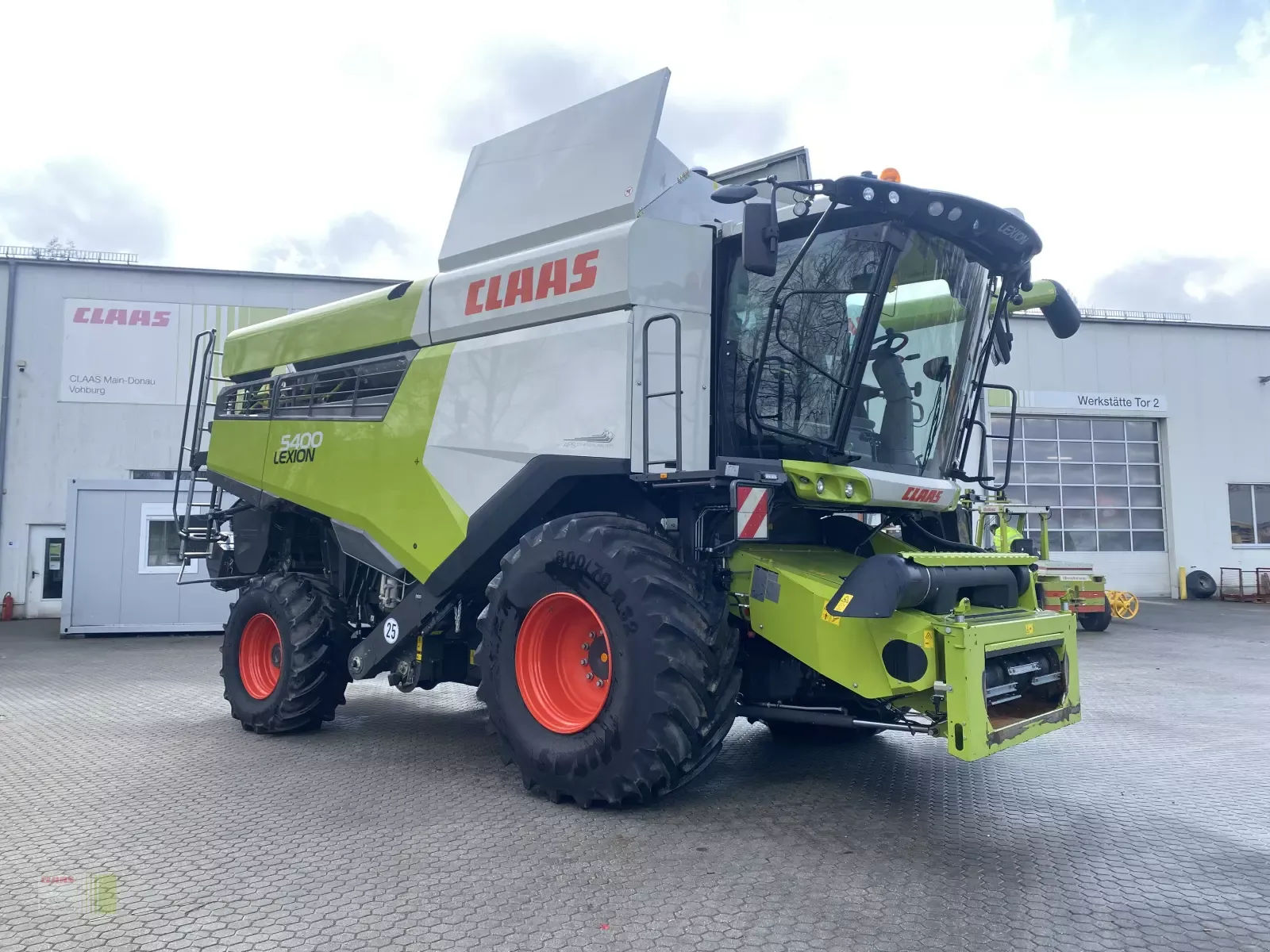 E-FARM: Claas Lexion 5400 - Moissoneuse-batteuse - id LIJPPV2 - 249 000 € - Année: 2021 - Lecture du nombre d'heure: 740,Puissance du moteur (chevaux): 354,Allemagne