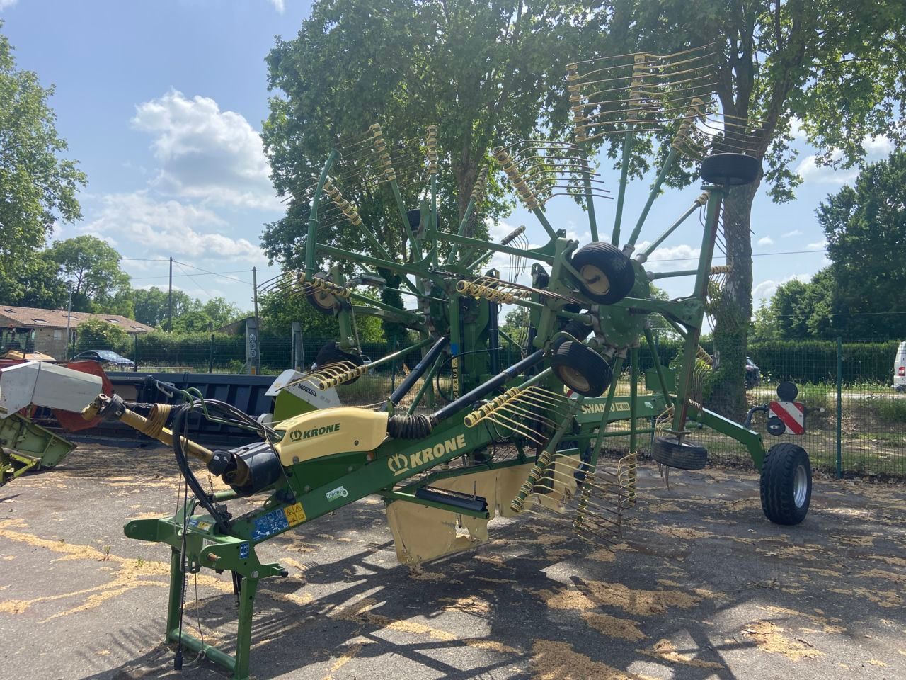 E-FARM: Krone Swadro TC 880 - Karuzelowy przetrząsacz do siana - id KT1QJQL - 18 500 € - Rok produkcji: 2017 - Francja