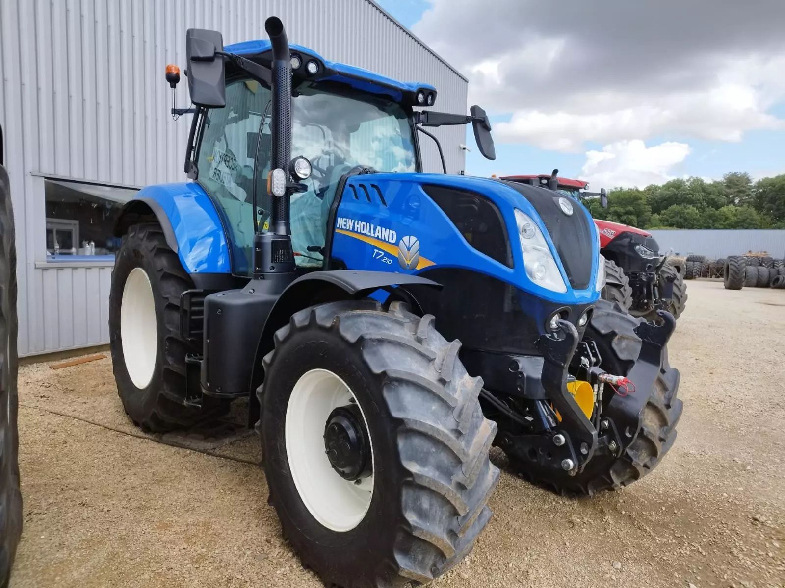 E-FARM: New Holland T7.210 - Trattore - id XHUCTXF - 99.900 € - Anno di costruzione: 2023 - Ore: 727,Potenza del motore: 160,Francia