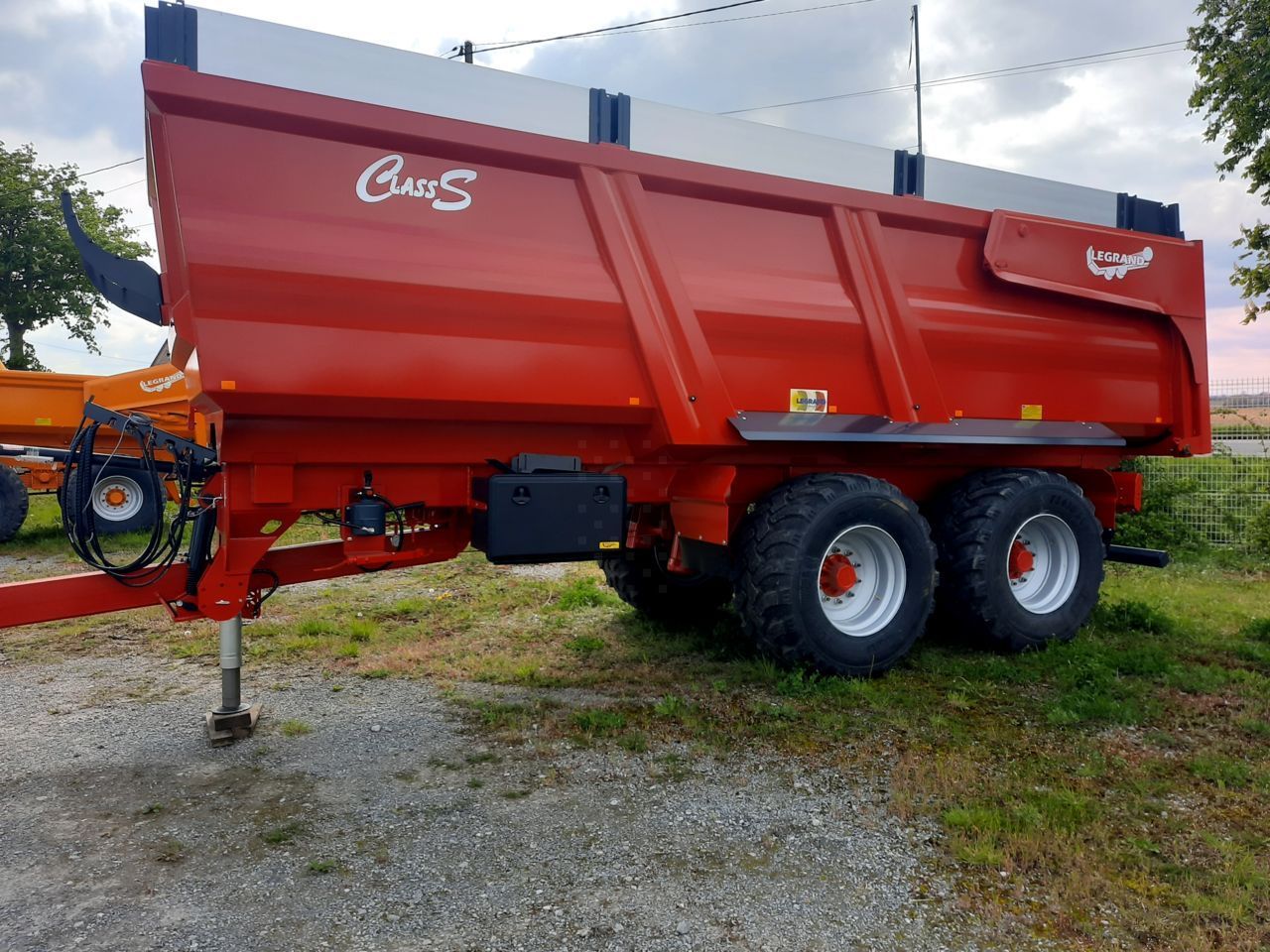 E-FARM: Legrand s240 - Benne - id CCWYJHW - Année: 2024 - France