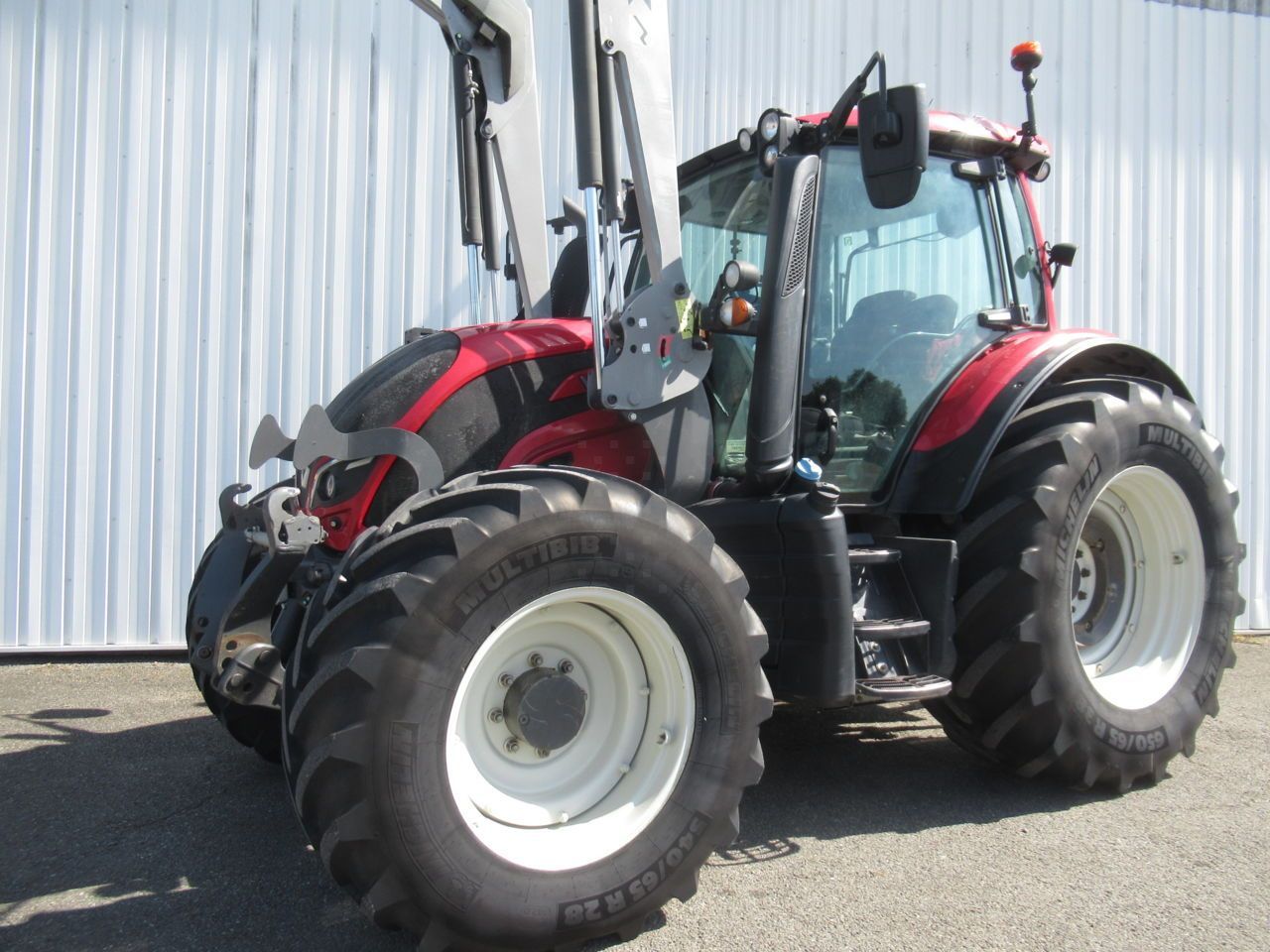 E-FARM: Valtra N154e - Traktor - id HY3DE36 - 65.000 € - Baujahr: 2019 - Abgelesene Motorstunden: 3.928,Motorleistung (PS): 155,Frankreich