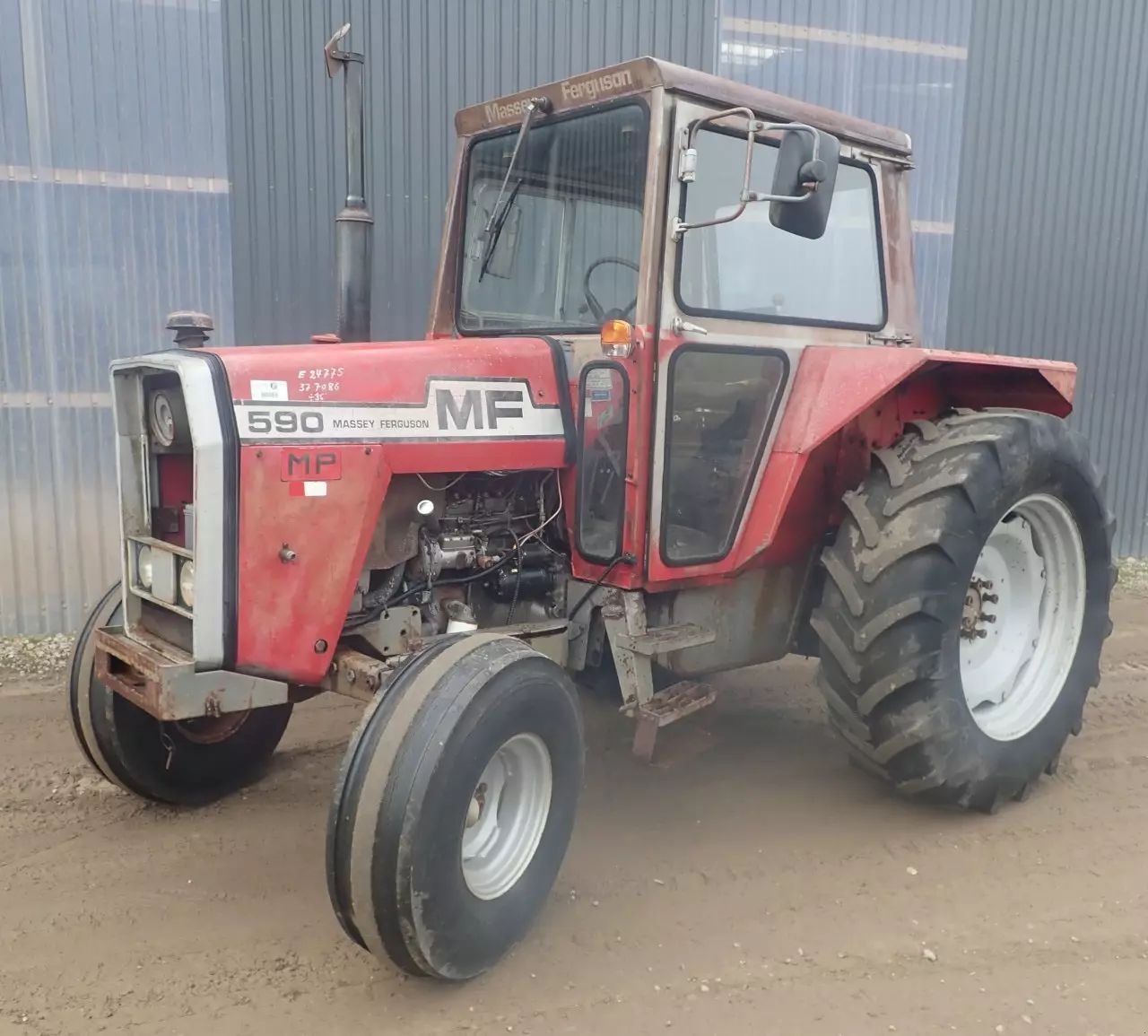 Massey Ferguson 590 Traktor