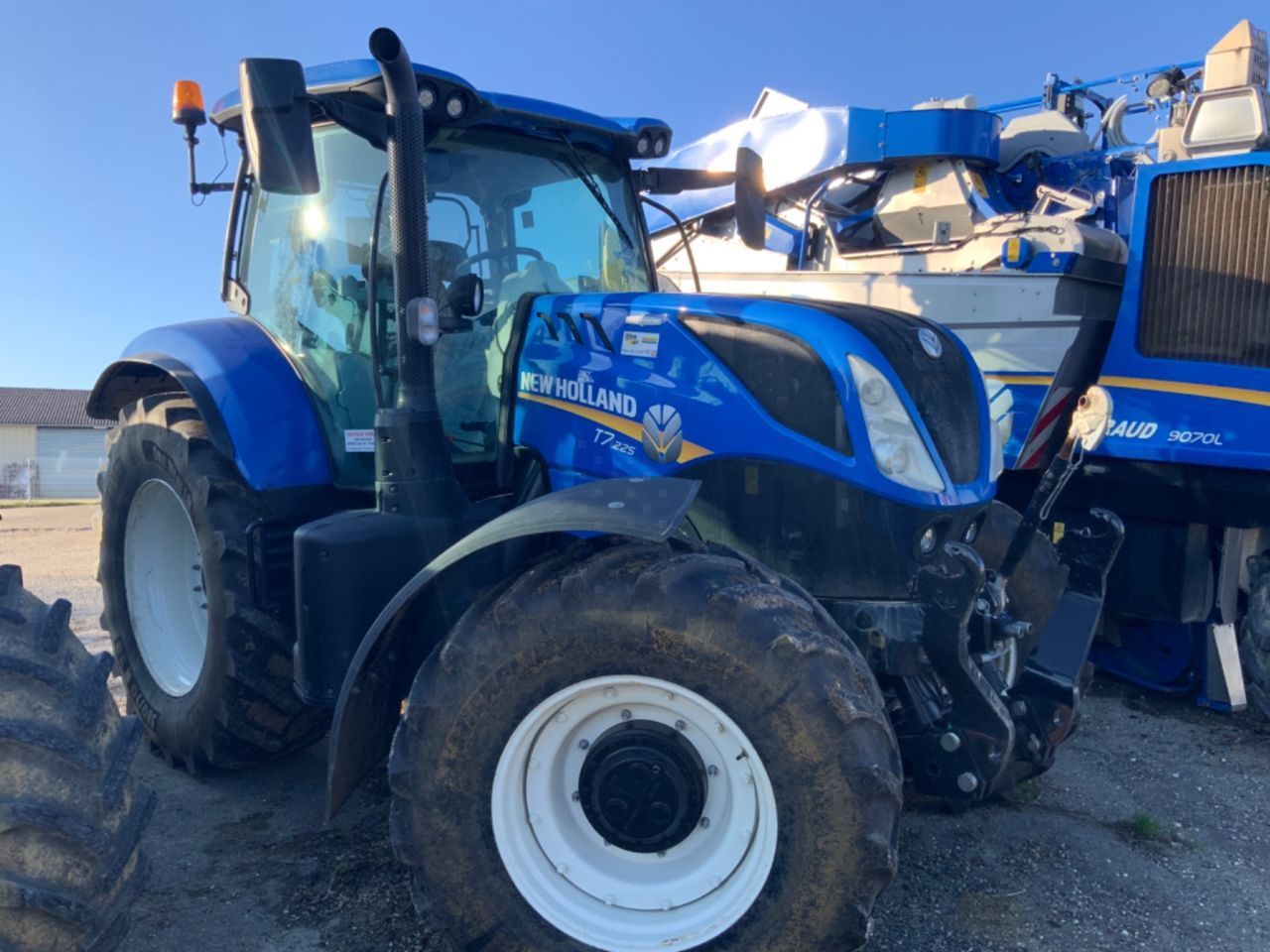 E-FARM: New Holland T7.225 - Traktor - id EHW629Q - 88.000 € - Baujahr: 2020 - Abgelesene Motorstunden: 2.800,Motorleistung (PS): 225,Frankreich