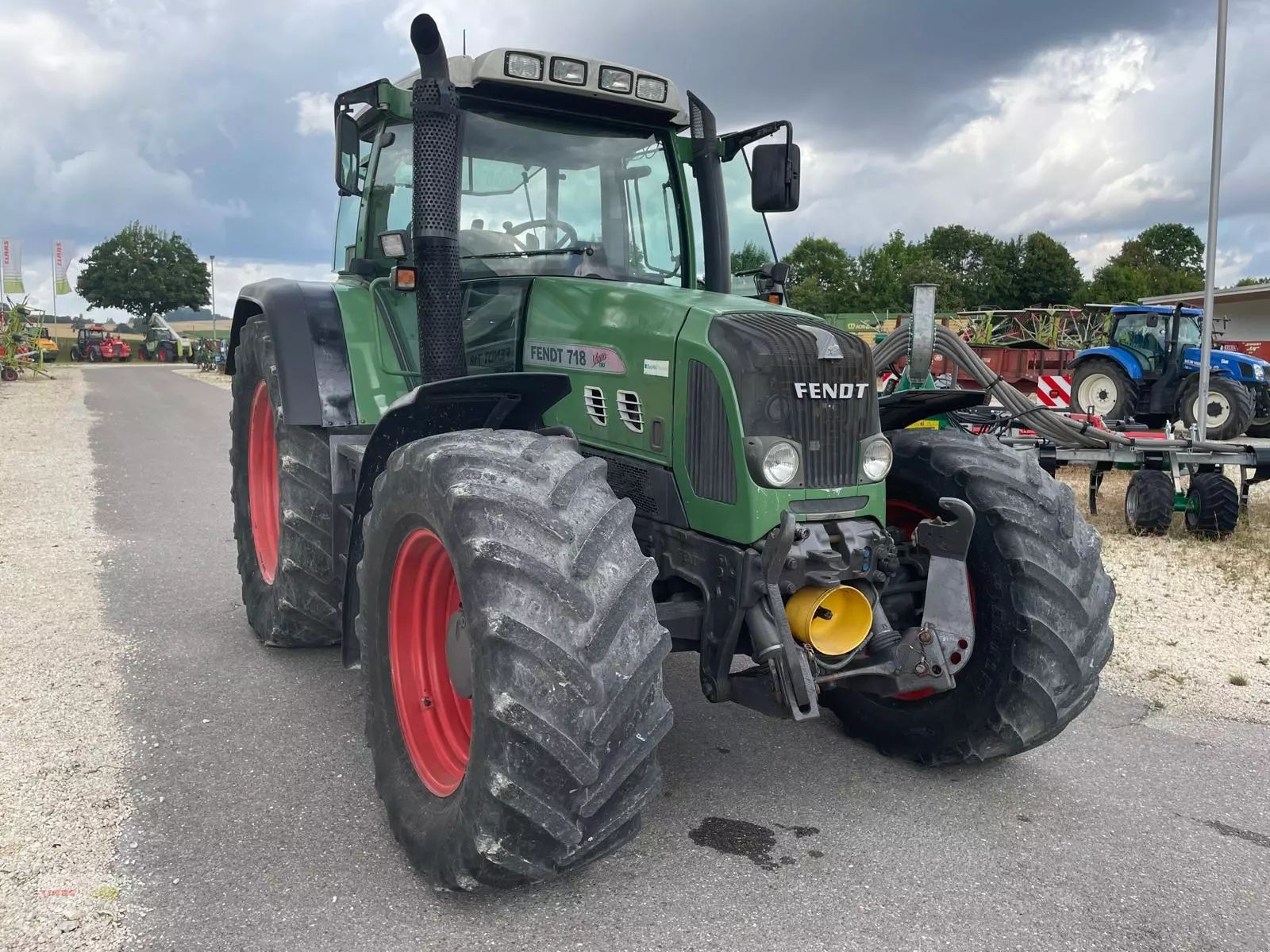 E-FARM: Fendt 718 Vario - Tractor - id BUYBVJE - €57,899 - Year of construction: 2011 - Engine hours: 10,672,Engine power (HP): 180,Germany