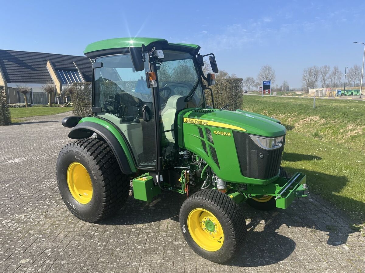 John Deere 4066 R Traktor