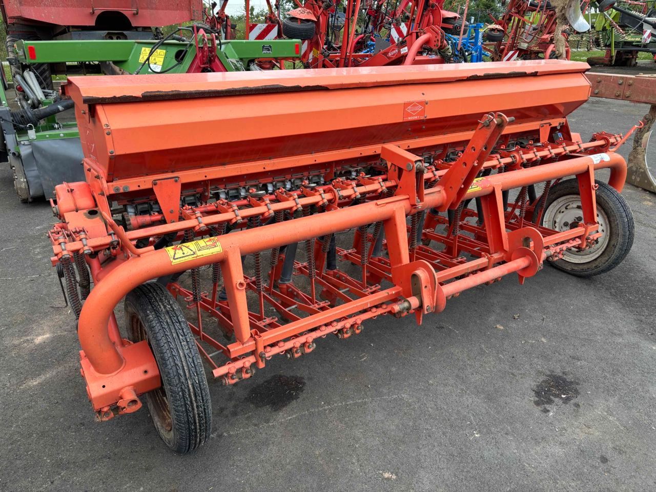 E-FARM: Kuhn 3m 21 rangs - Drill - id NRK9JSH - €2,800 - Year of construction: 2000 - France