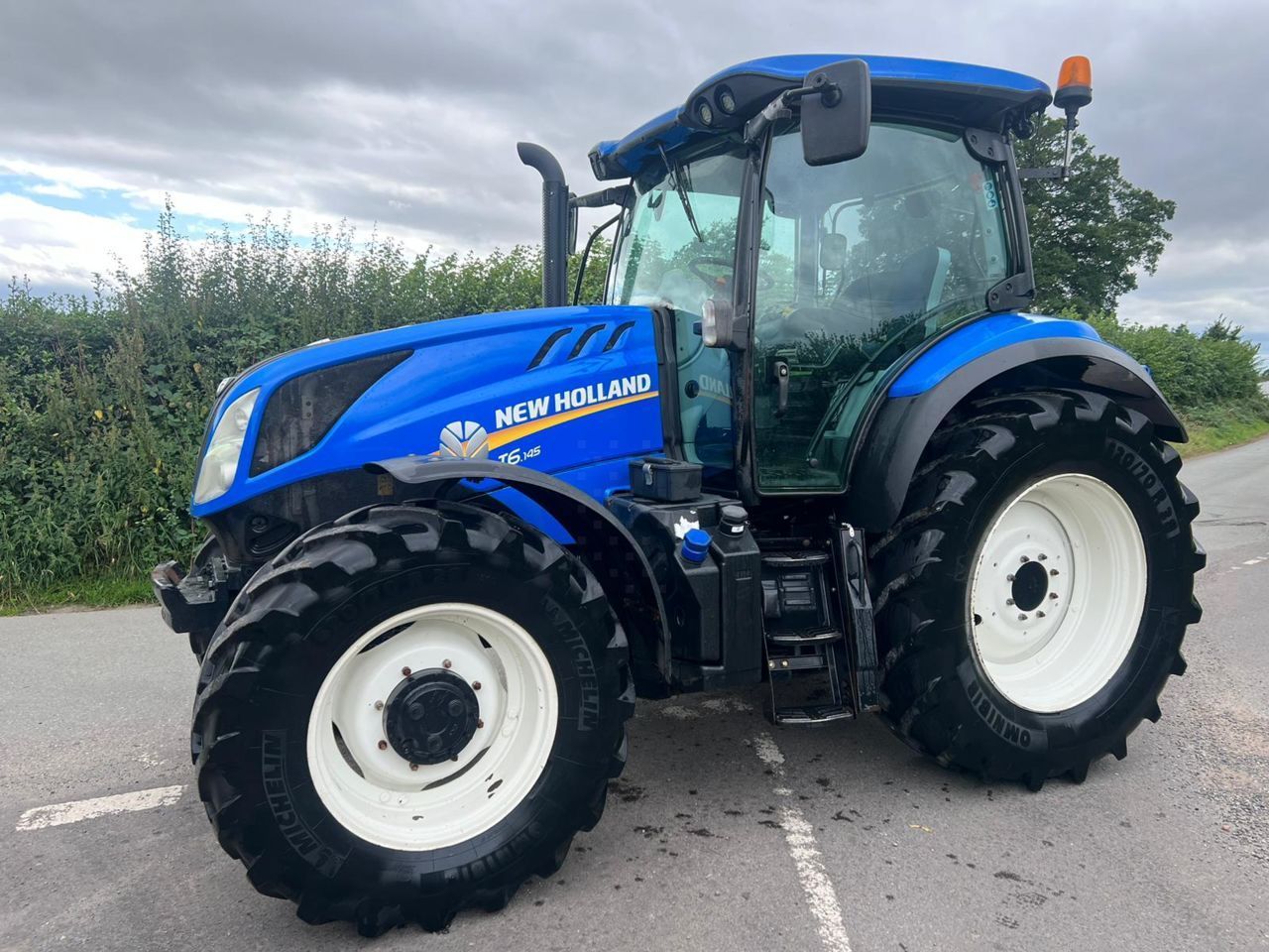 E-FARM: New Holland T6.145 - Трактор - id WBL4YXH - 51 680 € - Година на построяване: 2017 - Работни часове на двигателя: 4980,Мощност на двигателя (HP): 145,Обединеното кралство
