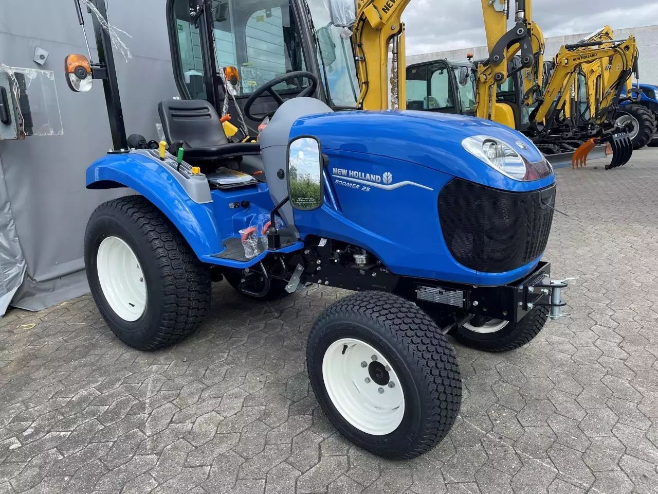 New Holland Boomer 25 Tractor €17,387