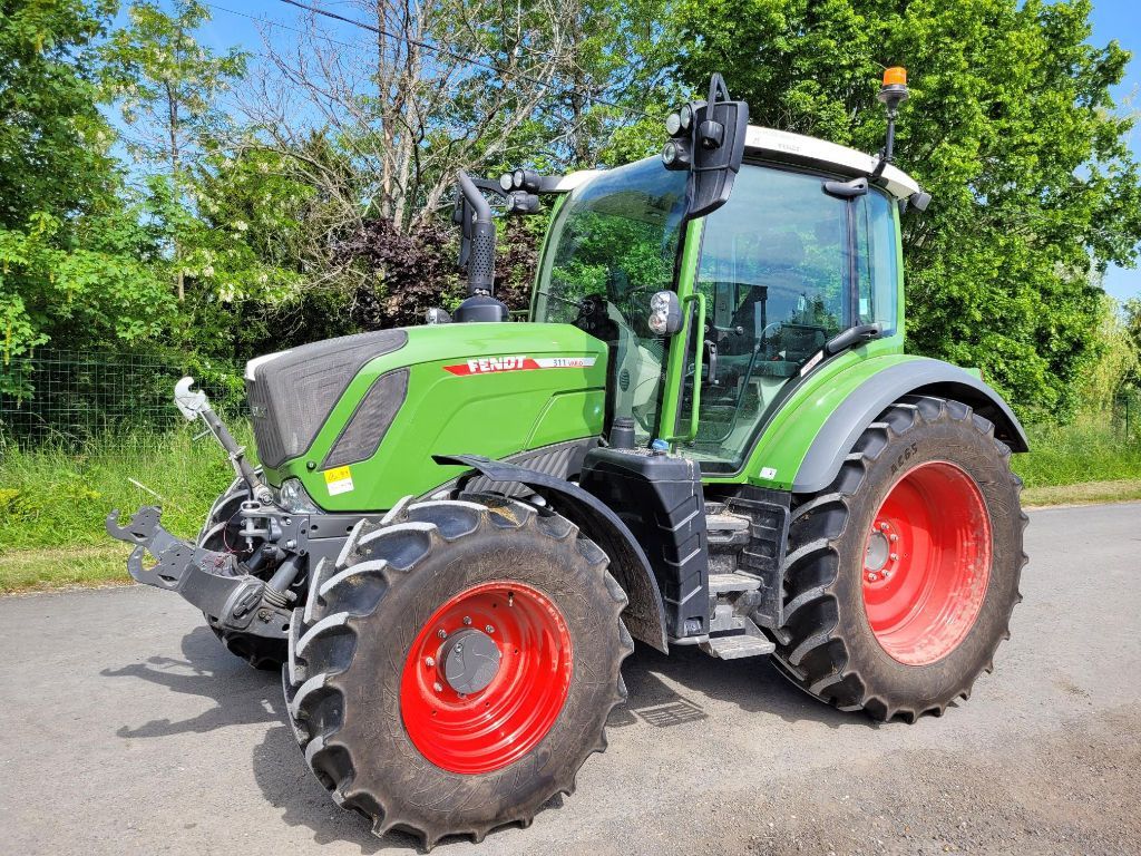 E-FARM: Fendt 311 Vario - Traktor - id HZN58HM - 100 000 € - Rok produkcji: 2021 - Motogodziny: 800,Moc silnika: 110,Francja