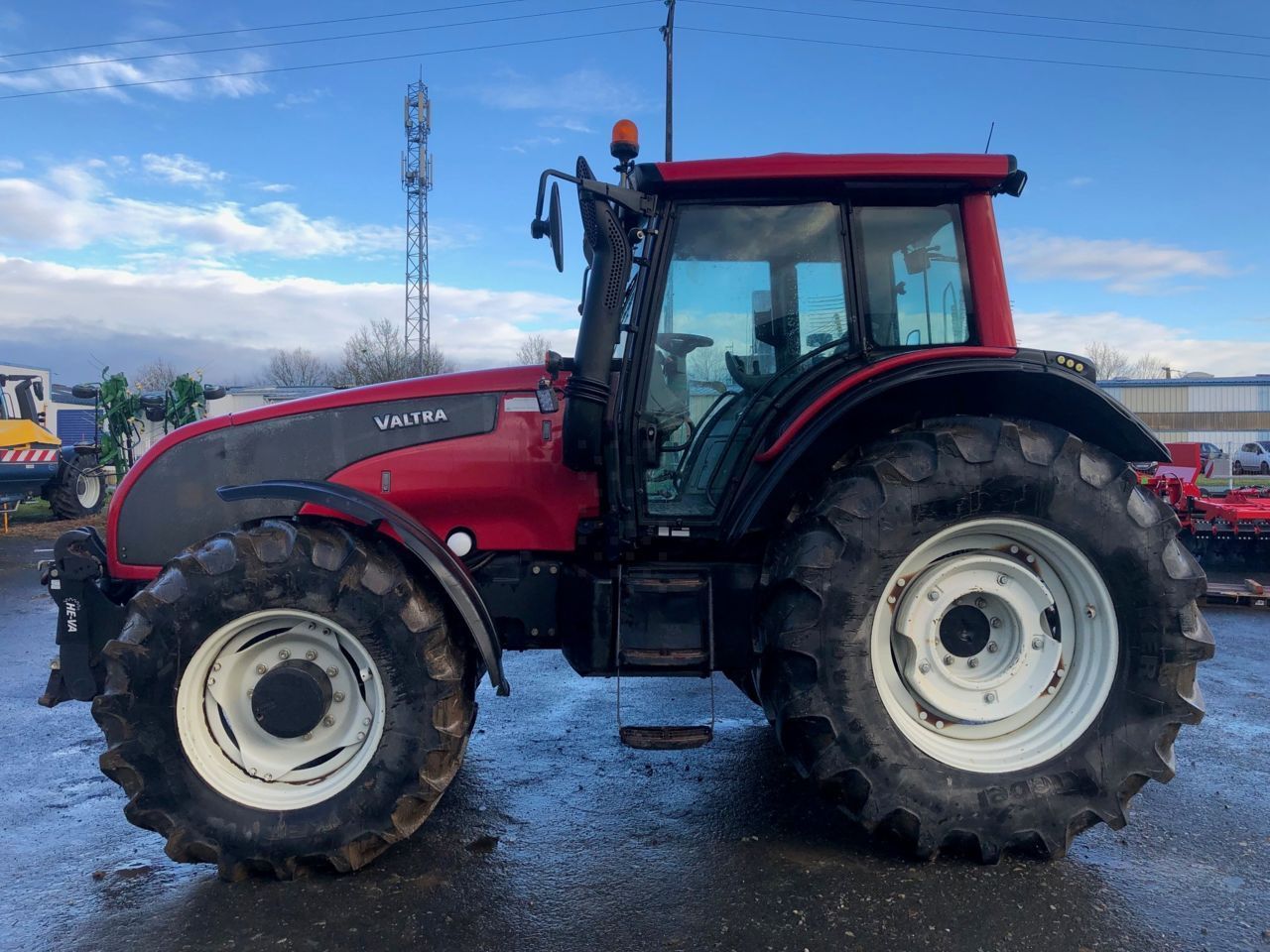 E-FARM: Valtra T151e - Tractor - id VGLKGAC - 38.000 € - Año: 2007 - Horas: 6600,Potencia del motor: 159,Francia