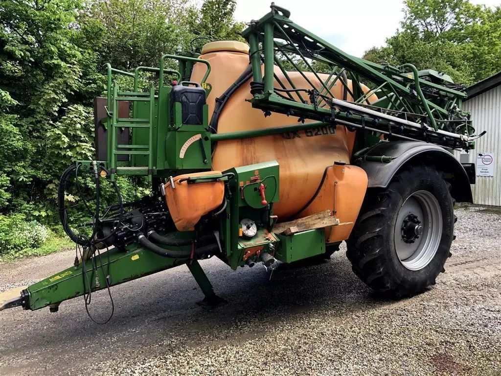 E-FARM: Amazone ux5200 24 meter med bom styring - Sprayer - id AYW9T5J - €26,541 - Year of construction: 2005 - Denmark