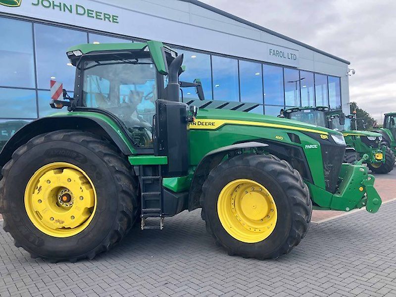 E-FARM: John Deere 8R 410 - Traktori - id TVBHVZU - 260 794 € - Godina proizvodnje: 2023 - Radni sati motora: 1.947,Snaga motora (KS): 410,Ujedinjeno Kraljevstvo