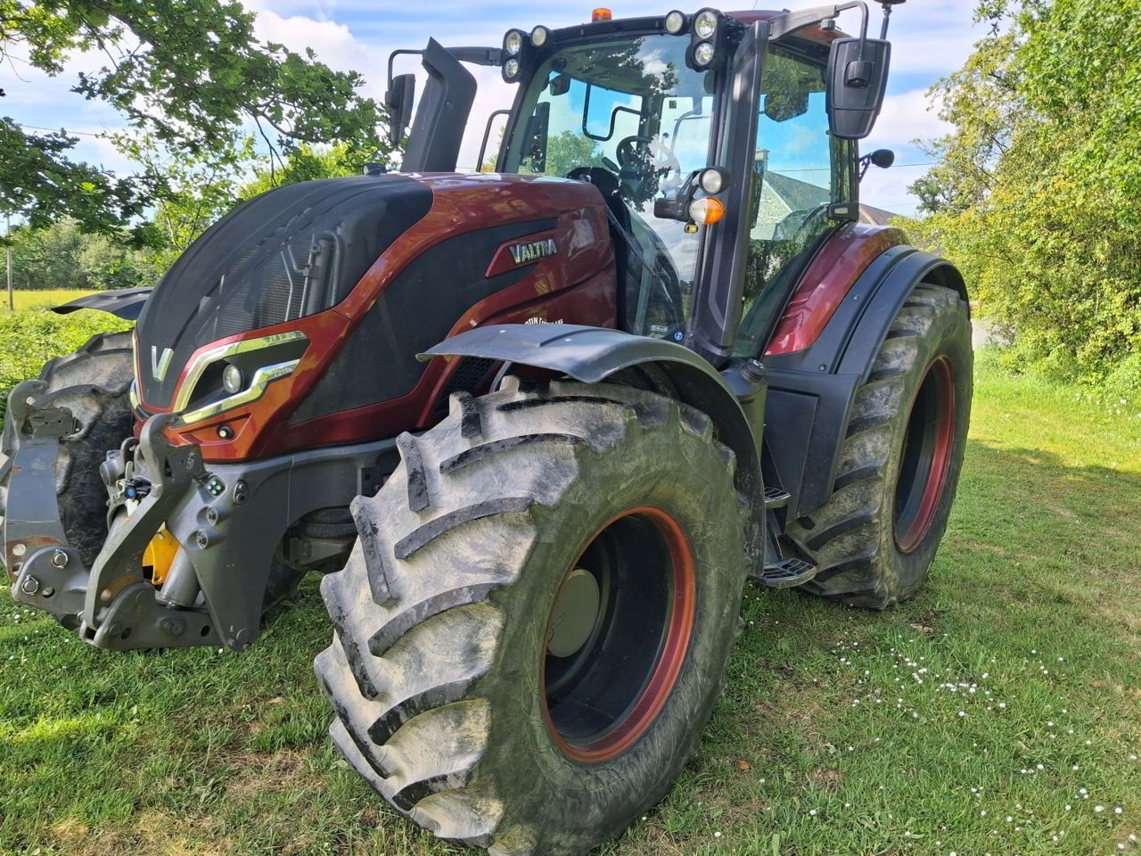 Valtra T 215 Tractor 123.000 EUR