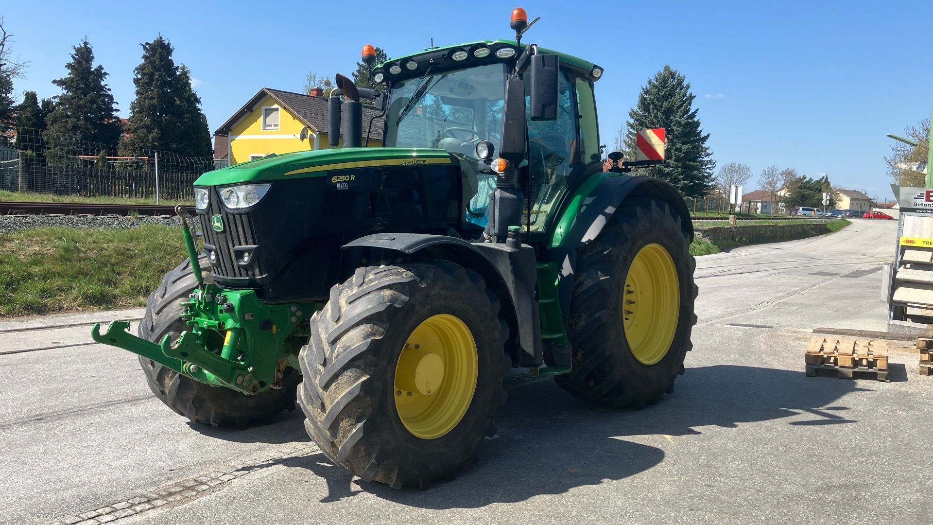 E-FARM: John Deere 6250 R - Traktor - id KP3JVIJ - 151.583 € - Produktionsår: 2020 - Motortimer: 3.500,Motoreffekt (HP): 250,Østrig